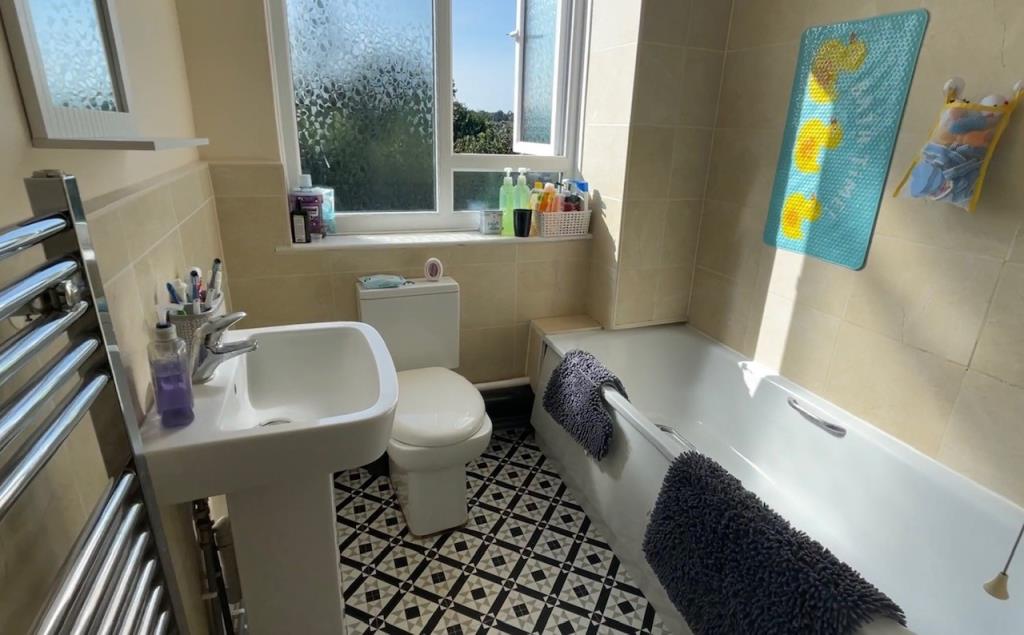 Lot: 20 - FREEHOLD INVESTMENT IN NEIGHBOURHOOD PARADE - Maisonette - bathroom